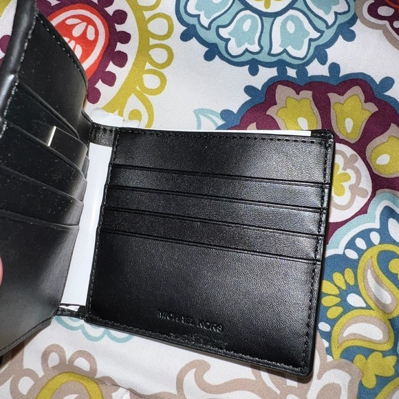 Michael Kors Wallet - Picture 5 of 7